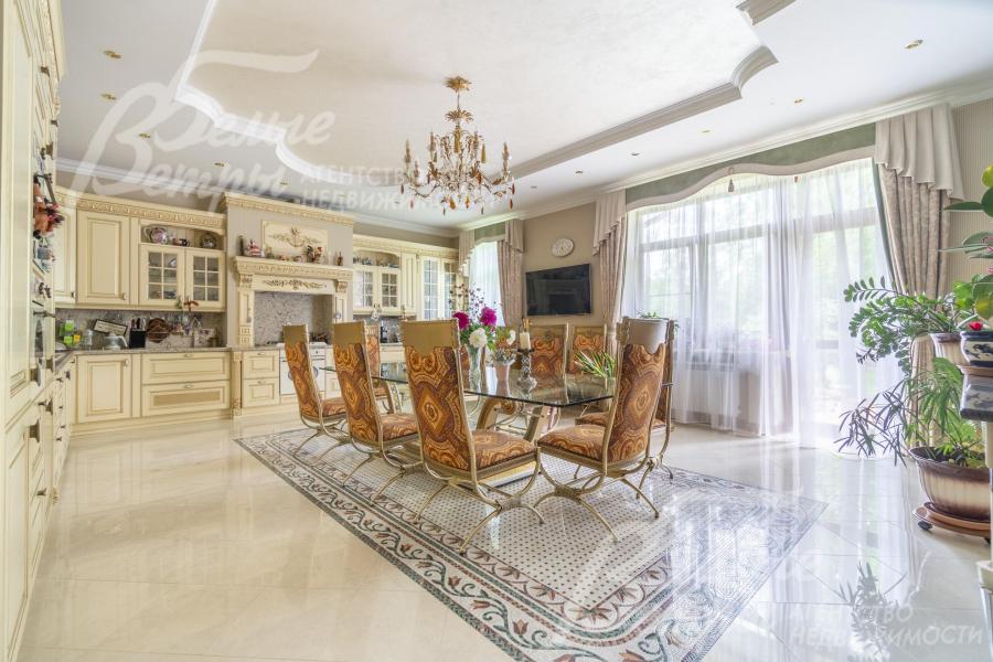 Кухня-столовая с большим окном, укомплектована гарнитуром и обеденной группой