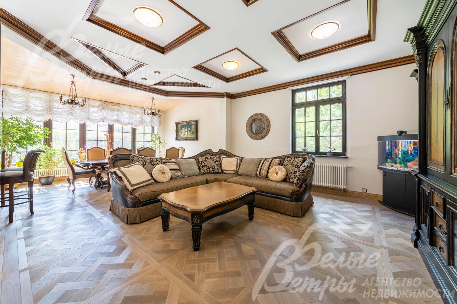 Просторная светлая гостиная