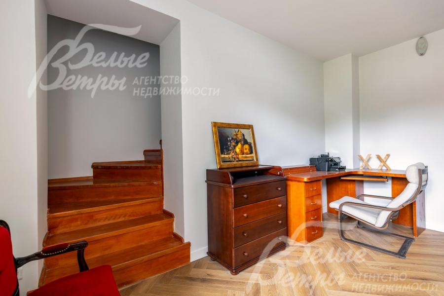 Кабинет на первом этаже с лестницей, ведущей в комнату с санузлом и в гараж