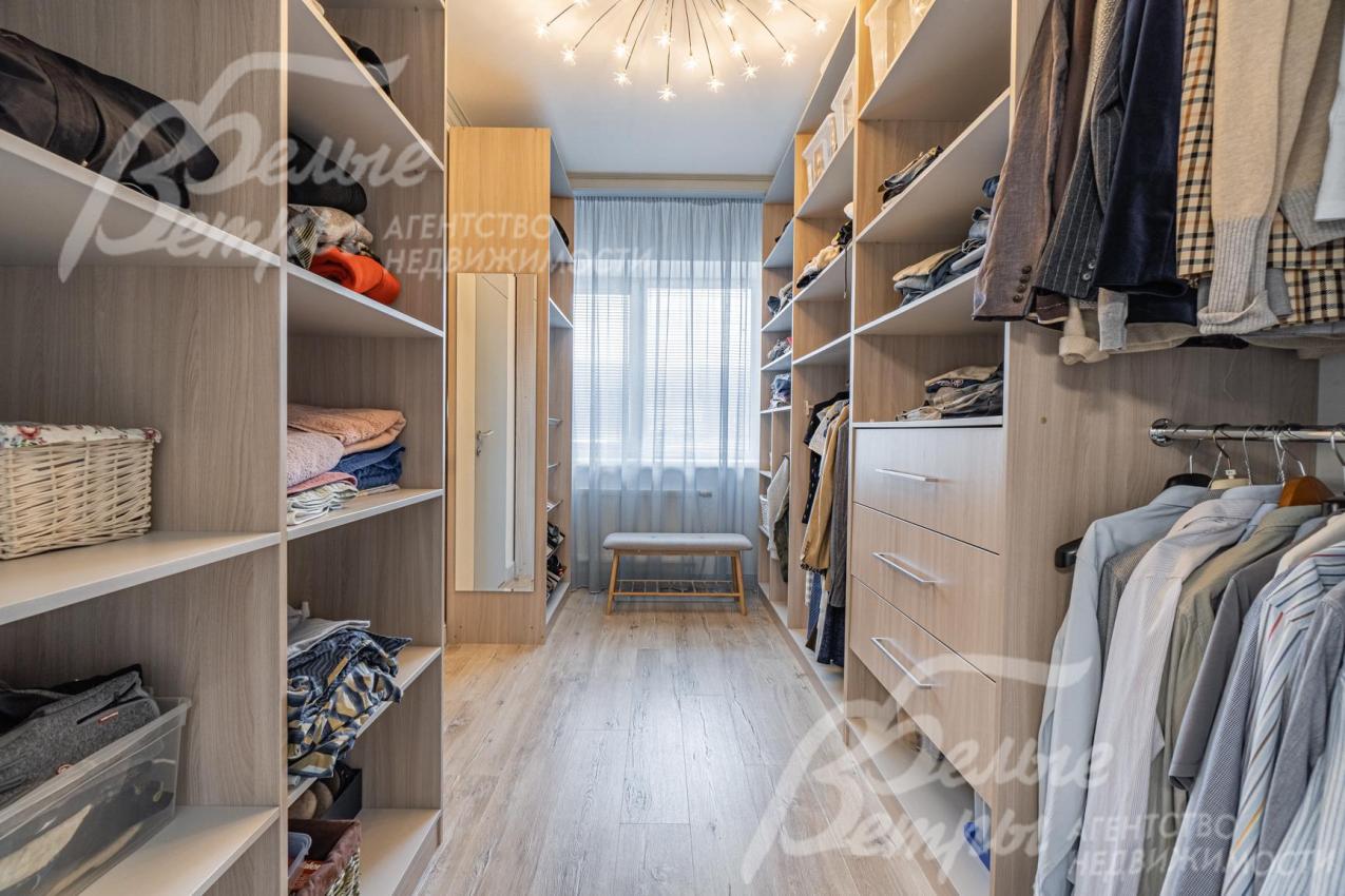 Гардеробная в мастер-спальне