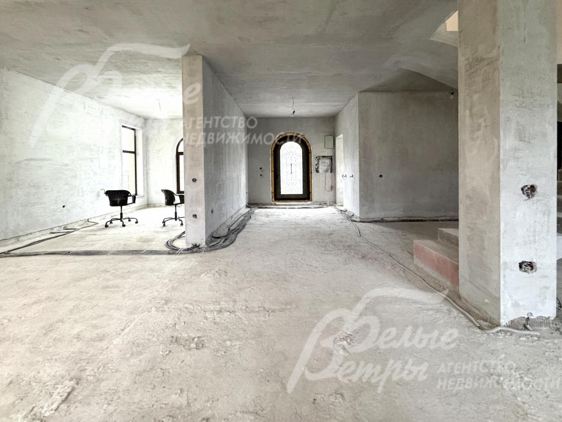 Электрика и сантехника полностью разведены по точкам: электропроводка в чёрной гофре доведена до всех комнат