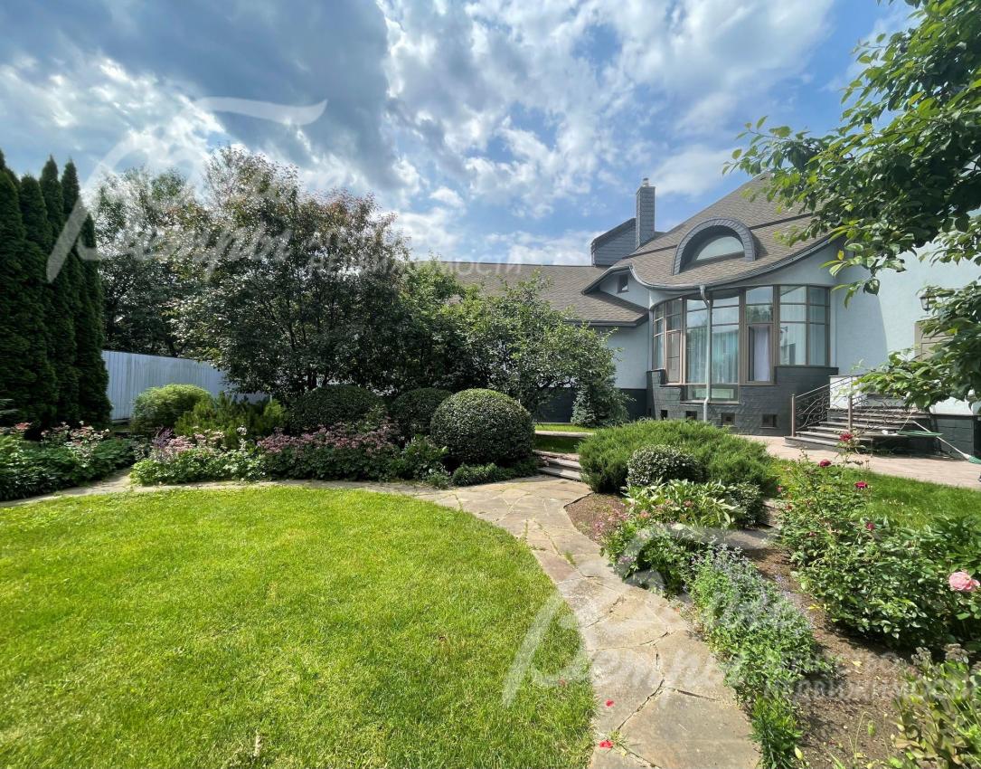 Дорожки на участке вымощены натурального гранитом, диким камнем, керамогранитом.