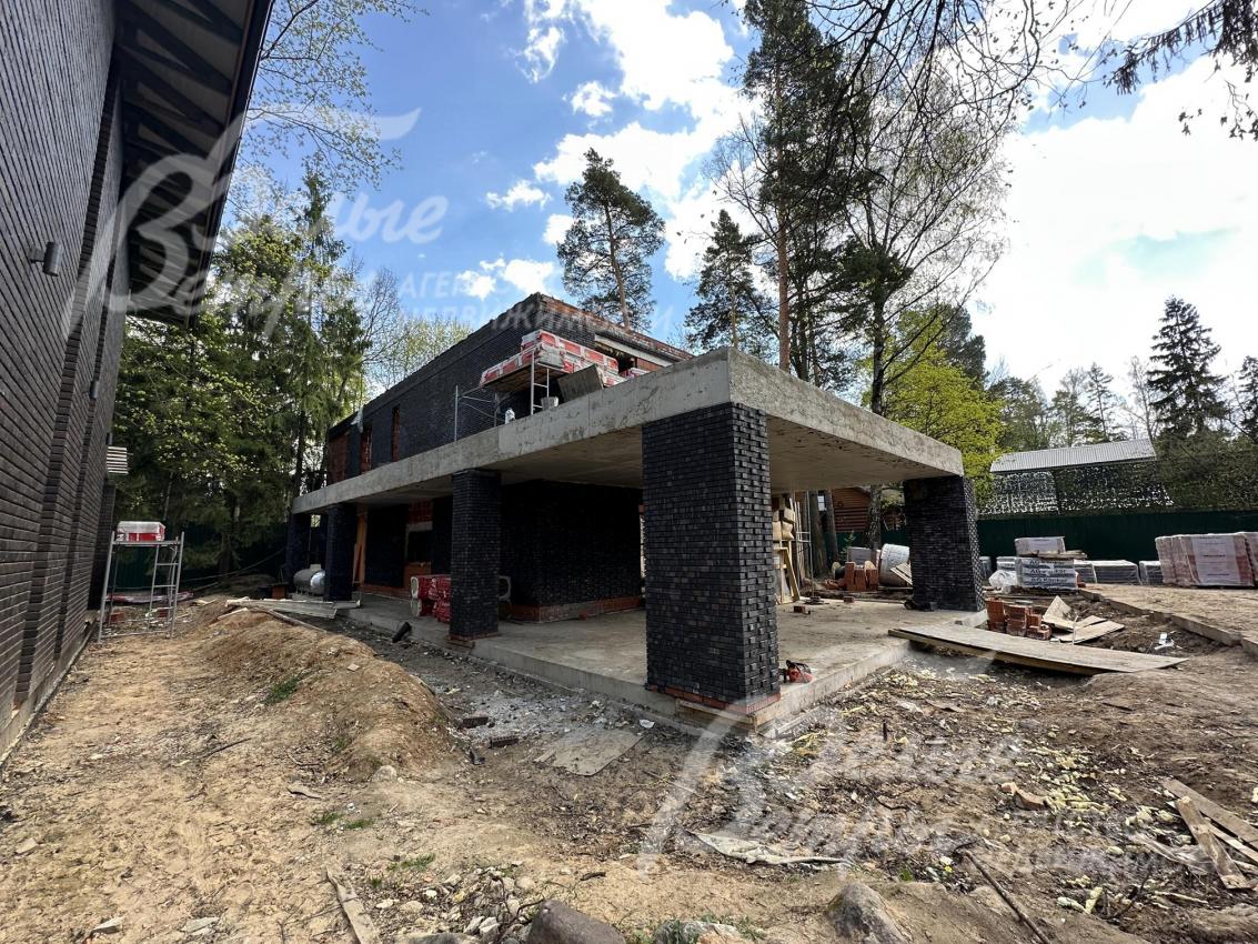 Новый дом в стиле хай-тек с надёжной монолитной основой из утепленной железобетонной плиты