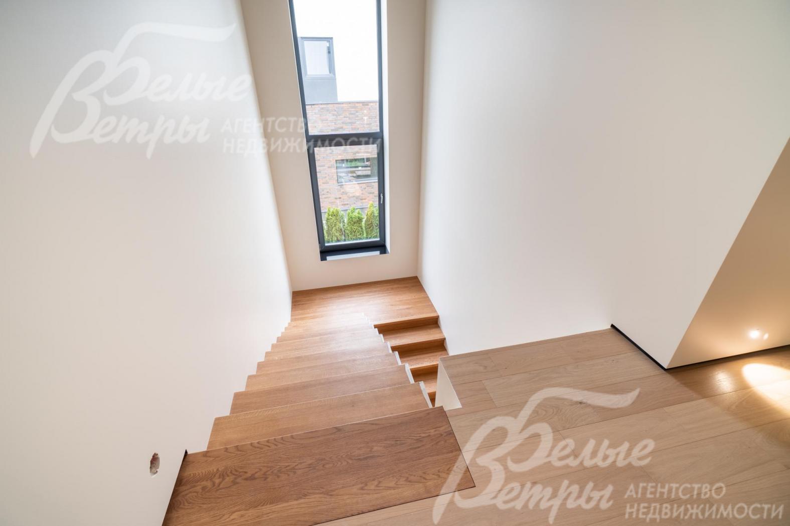 Лестница из холла второго этажа