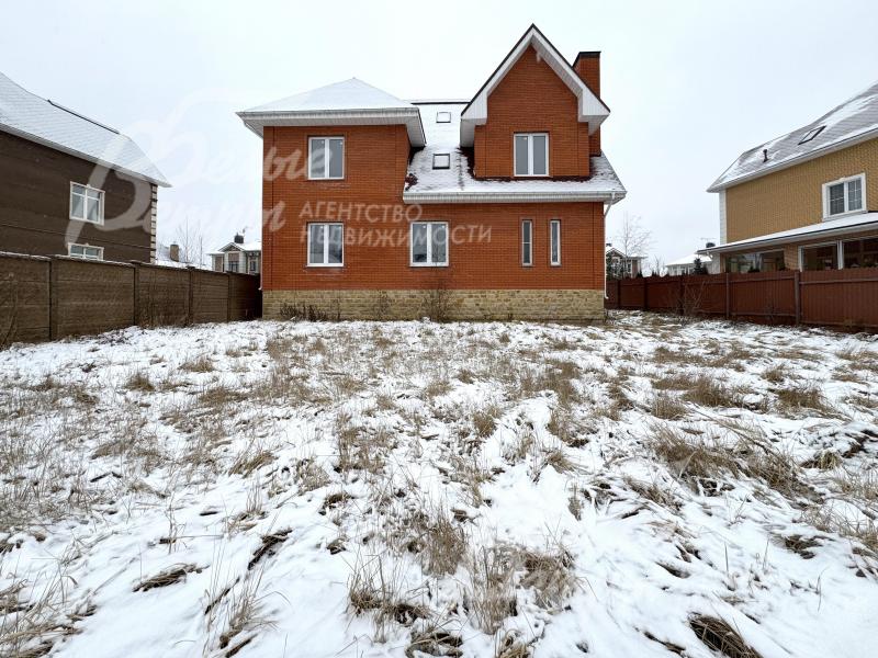 В доме - высокие потолки, жилые мансардный и цокольный этажи