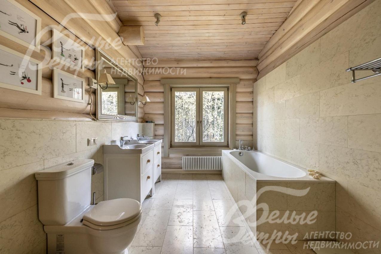 Санузел с ванной и душевой в мастер-спальне 