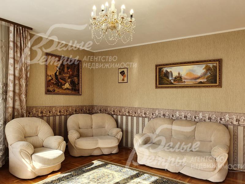 В гостиной уютный мягкий гарнитур