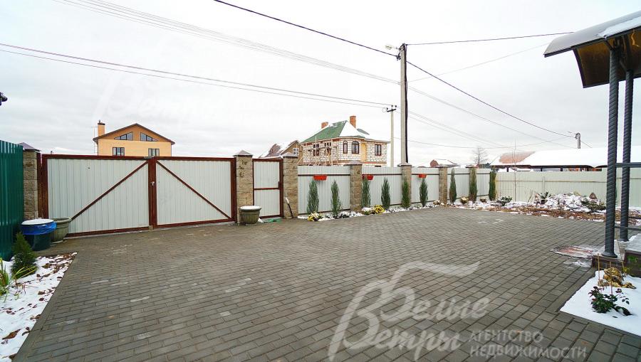 Ограждение по фасаду металлопрофиль со столбами на кирпичных основаниях