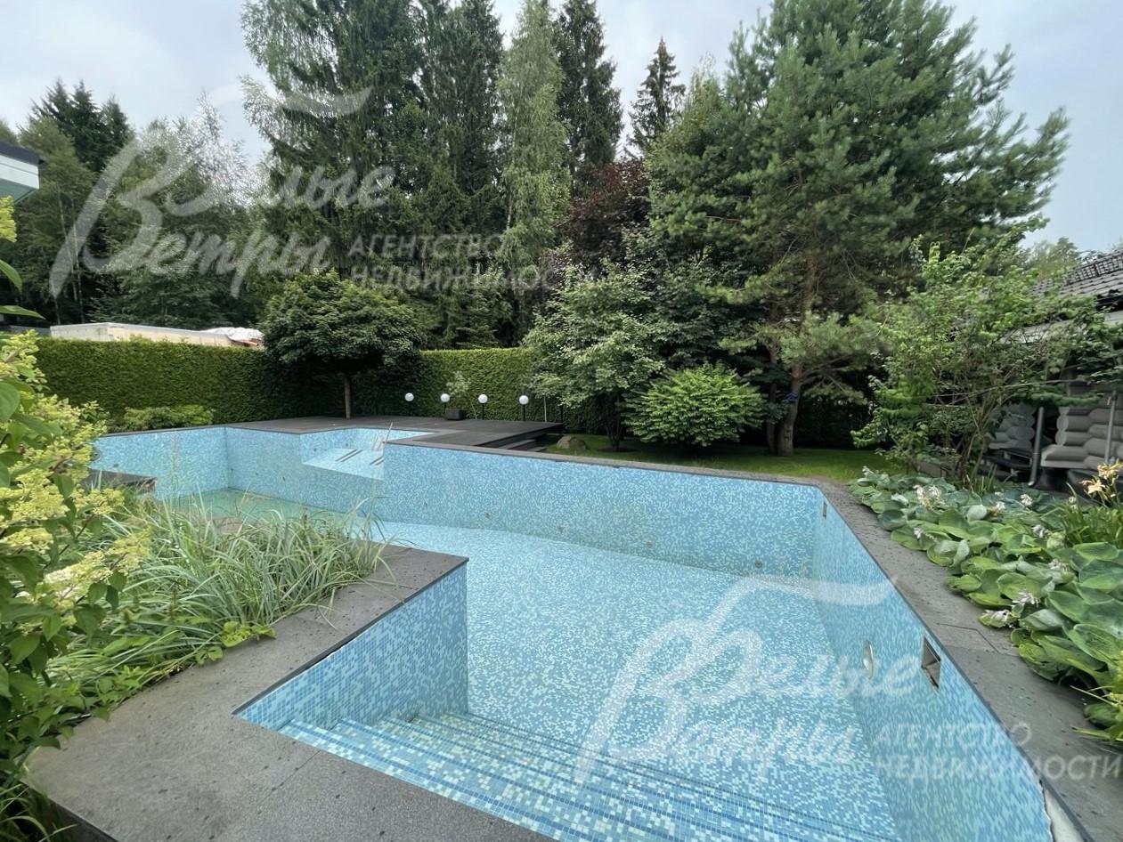 Открытый бассейн с подогревом в стадии реконструкции