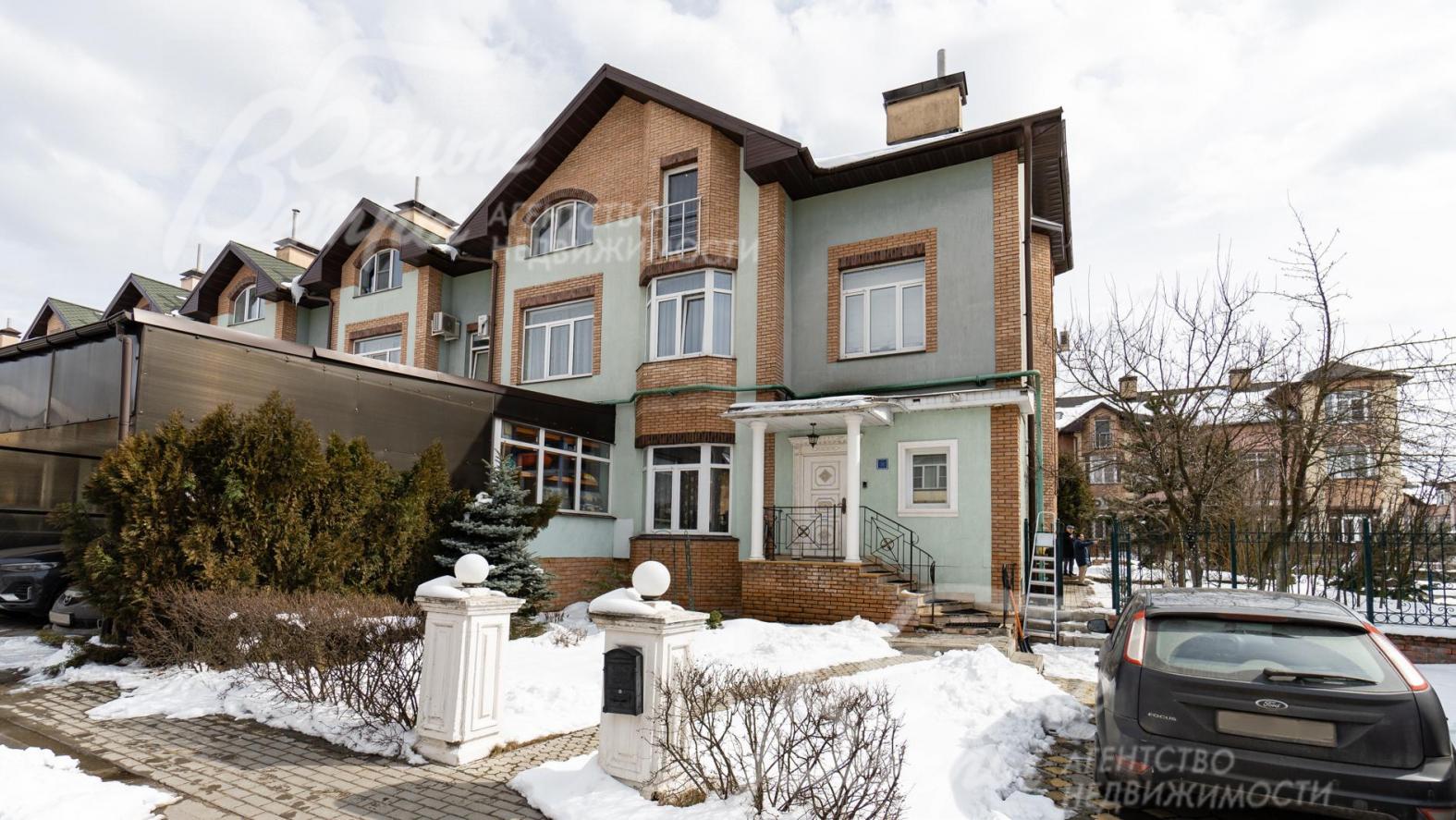 Участок огорожен забором