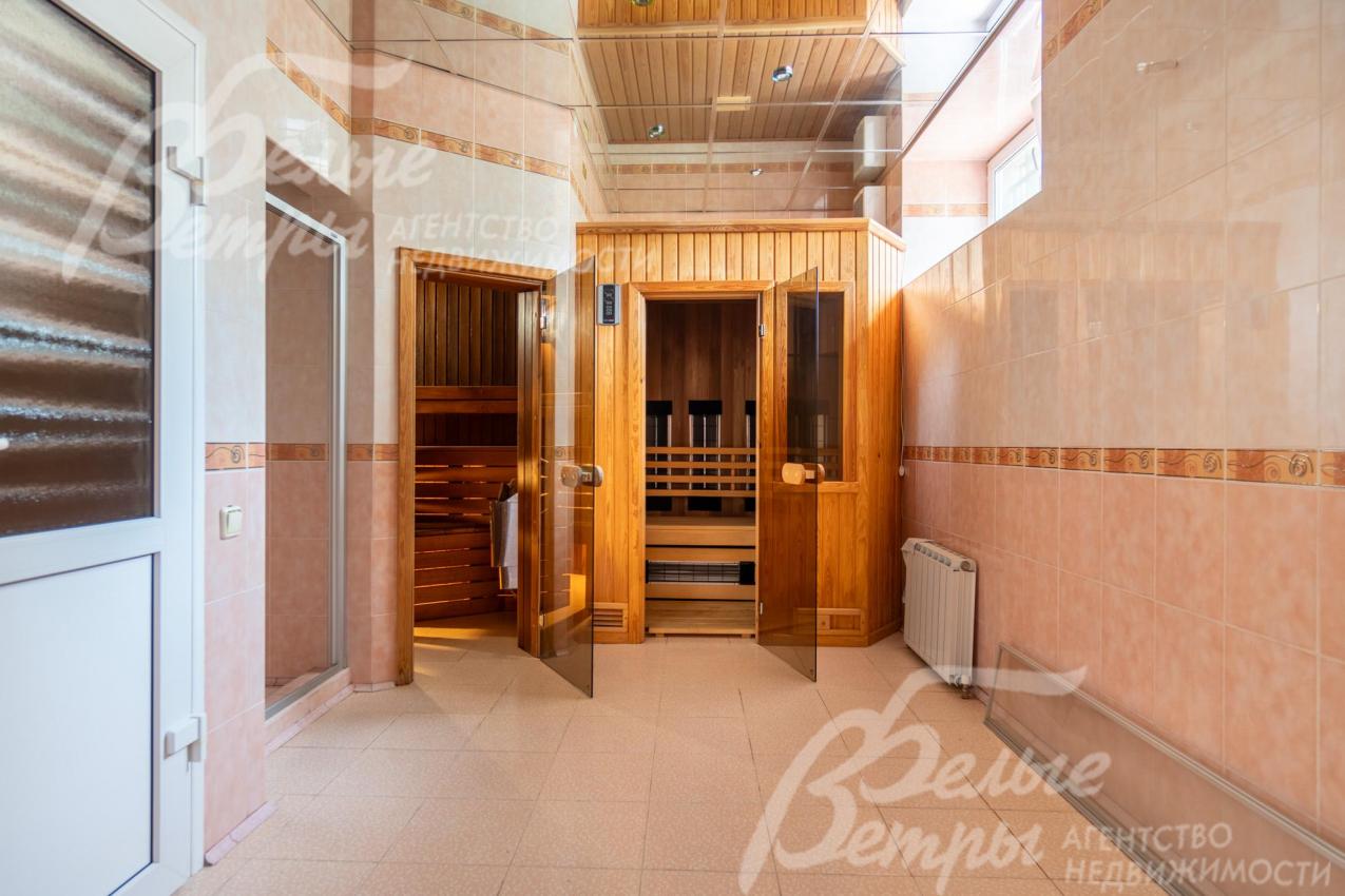 Рядом с сауной установлена ИК-парная, есть душевая и санузел