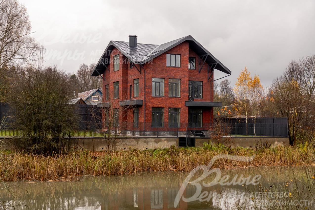 Участок - собственным выходом к водоёму, прибрежную зону можно облагородить