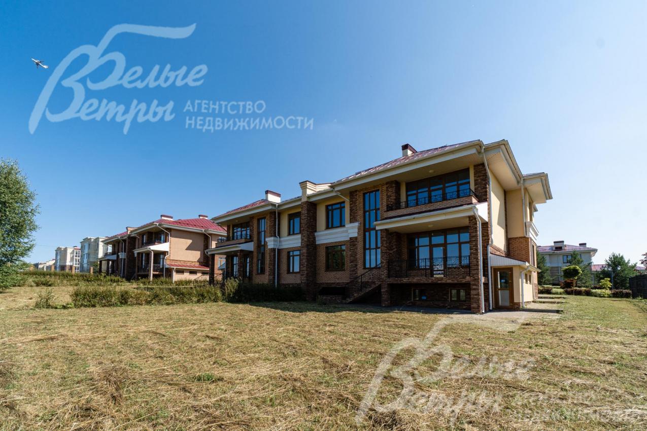 Участок 7.52 сотки засеян газоном и высажены растения