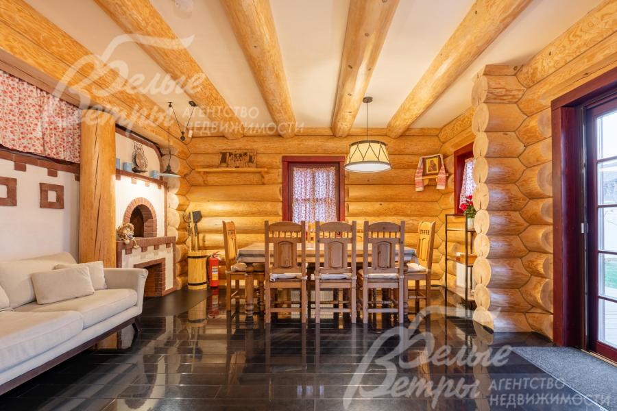 На кухне размещена столовая группа на 8 персон и удобный диван