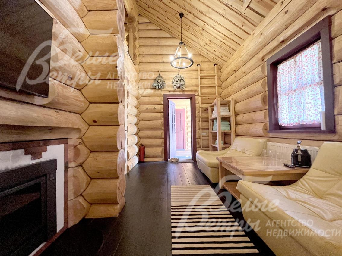 Комната отдыха в бане - с мебелью, телевизором и камином