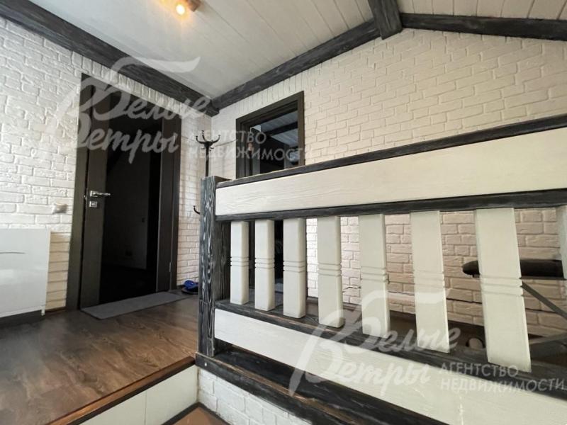 Над гаражом расположена студия