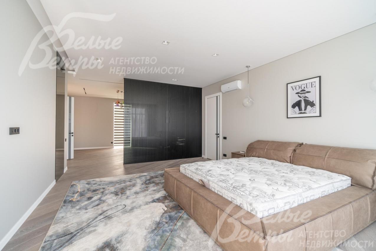 Мастер-спальня в светлых тонах с кроватью и кондиционером