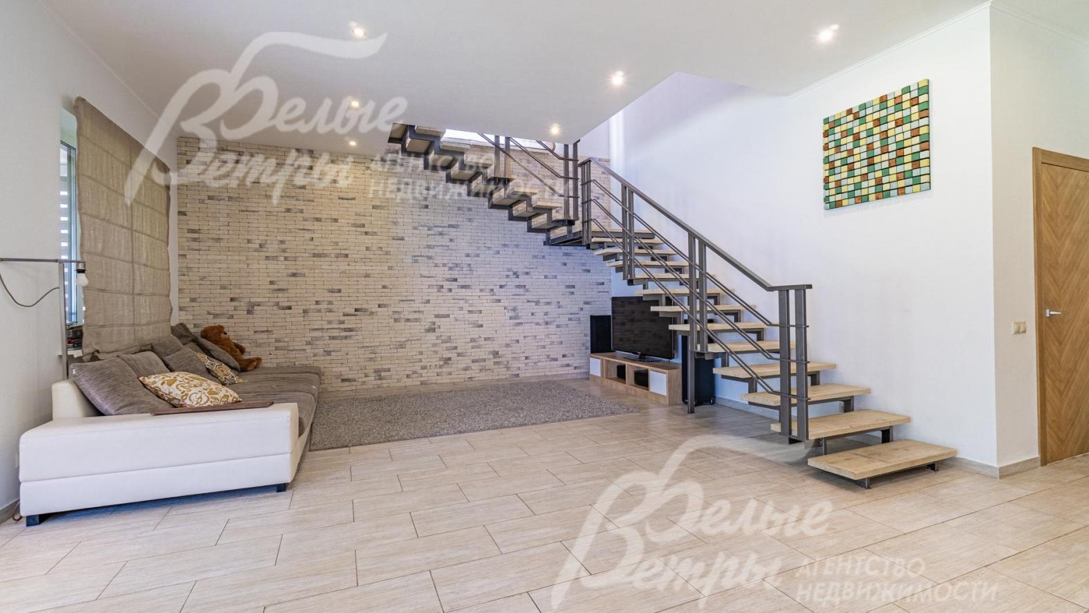 Ширина лестница с удобным подъемом, ступени деревянные