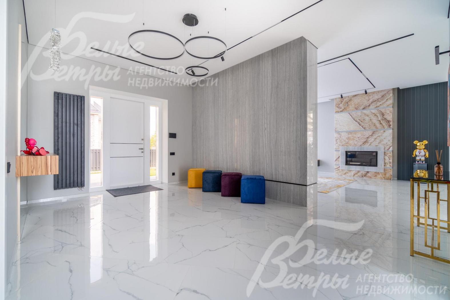 Во входной группе – широкая стальная дверь с терморазрывом, электрическим замком, четырёхкамерными стеклопакетами по бокам