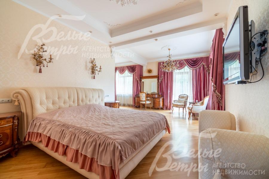 Мастер-спальня на втором этаже с итальянским спальным гарнитуром