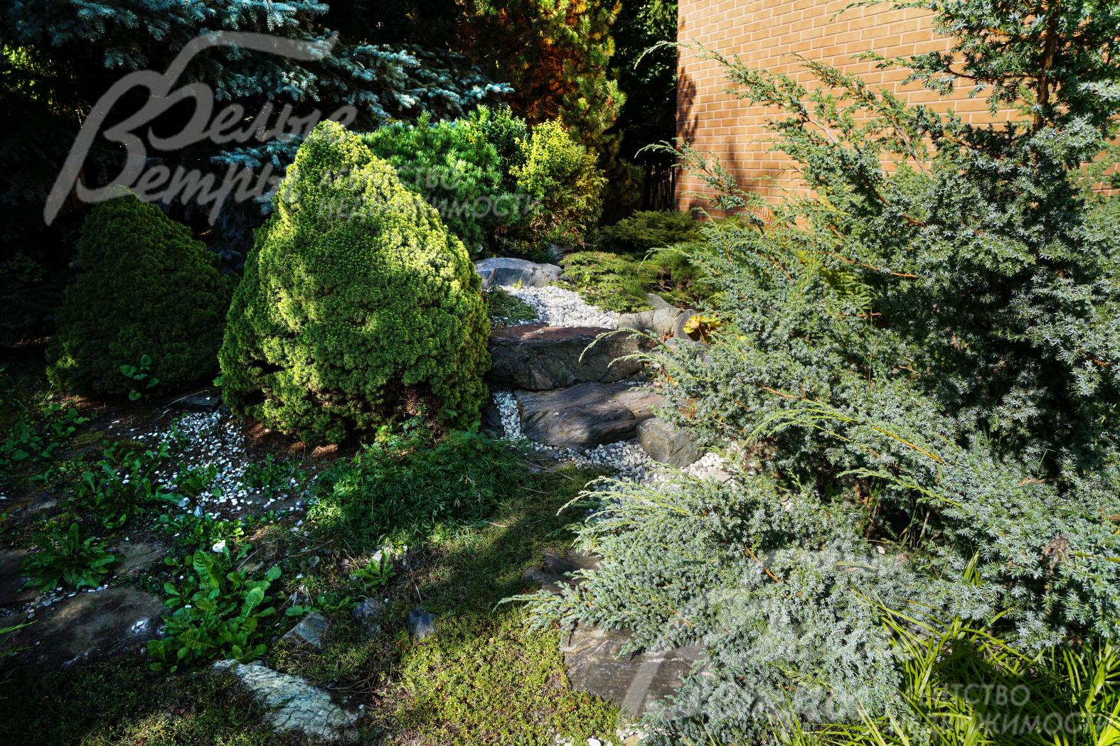 Ландшафтный ансамбль украшен альпийской горкой, также предусмотрена площадка для установки фонтана с подводкой воды и света