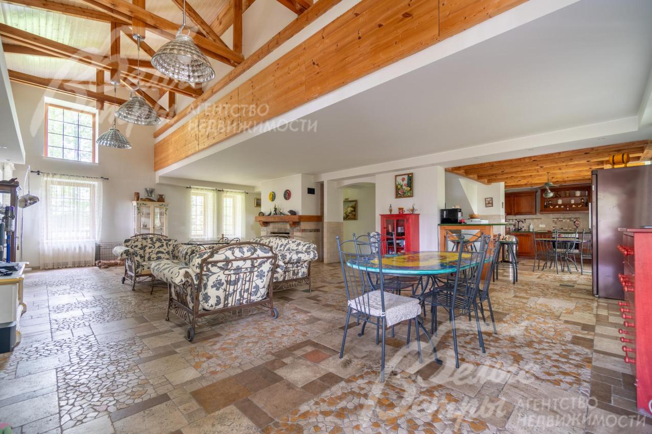 Объединённое пространство гостиной и кухни-столовой