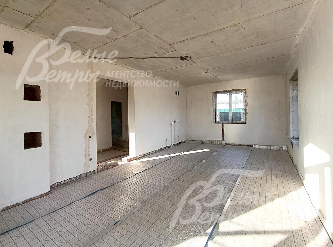 Просторная зона объединённой гостиной и кухни-столовой (40 кв.м): есть выводы под камин