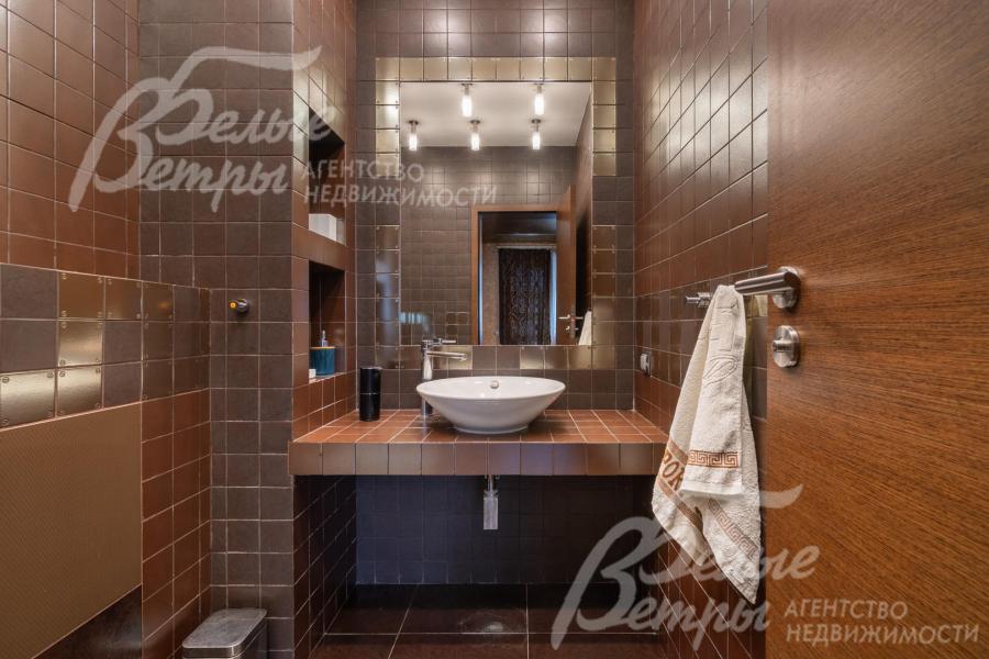 Санузел 1-го этажа. Белая сантехника в доме от Villeroy&Boch и Duravit