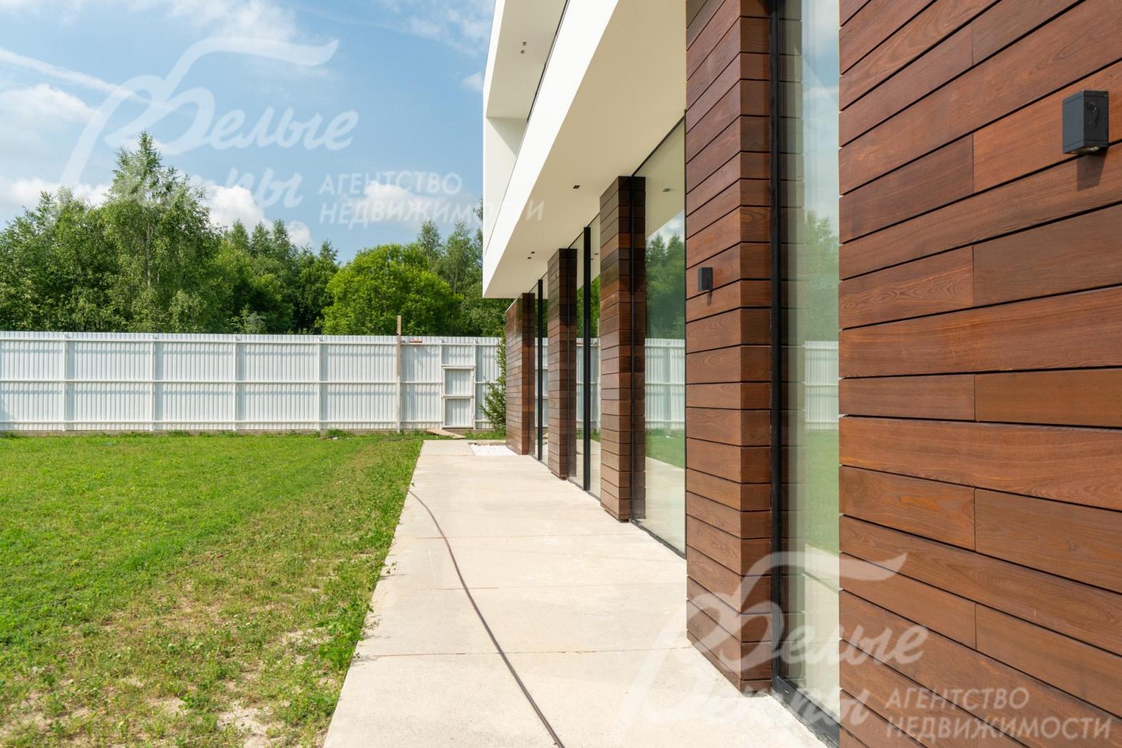 Вокруг дома - широкая отмостка, по периметру участка проходит дренажная система