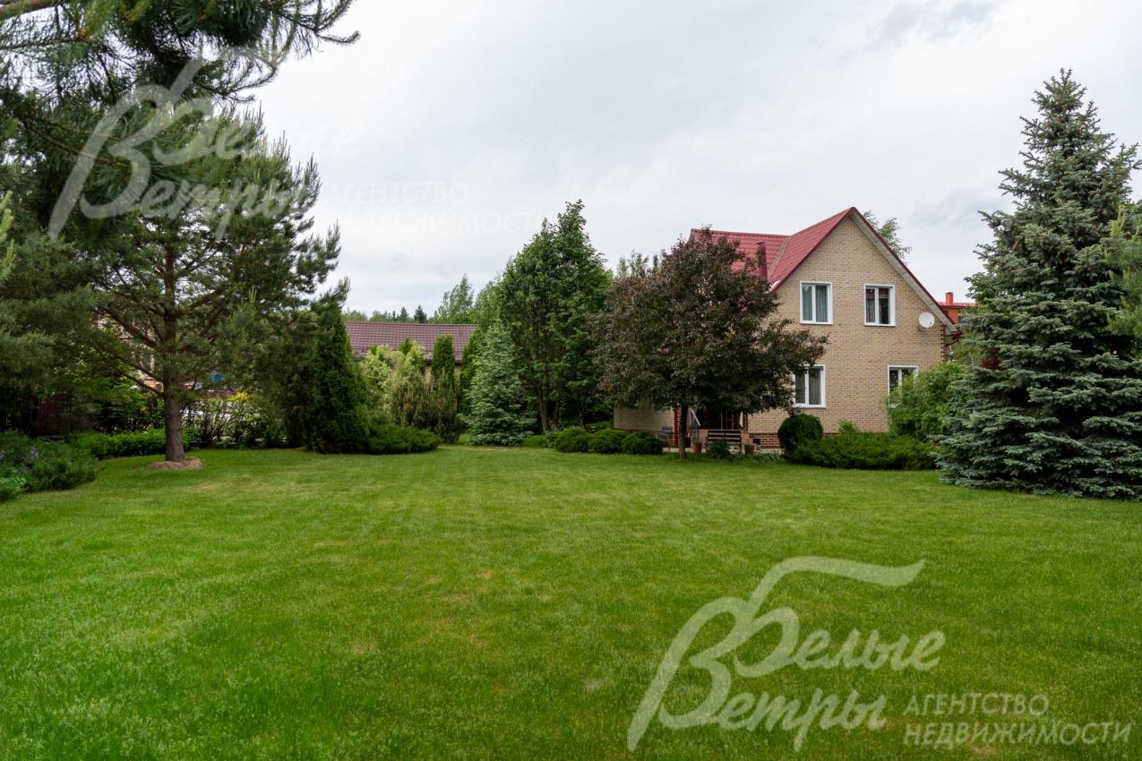 Дом стоит на просторном зелёном участке с эффектным парковым ландшафтным дизайном