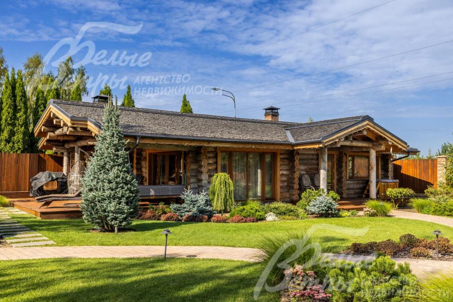 На участке аутентичная баня с террасой и зоной барбекю.