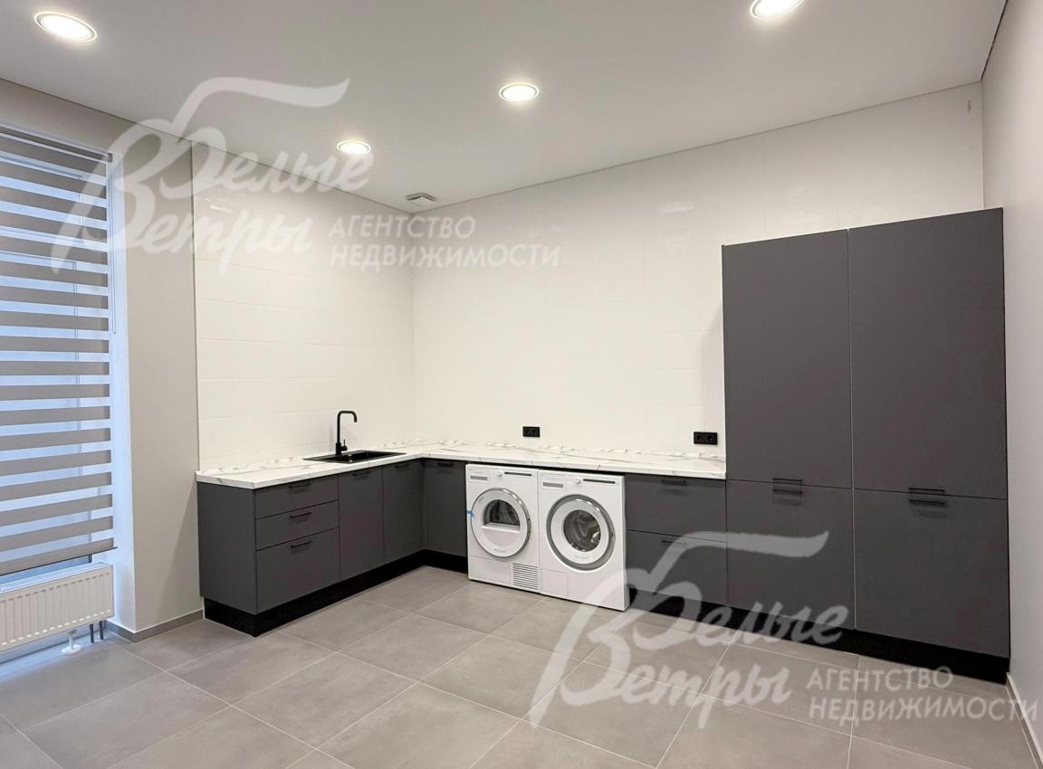 Постирочная оборудована мебелью, стиральной и сушильной машинами