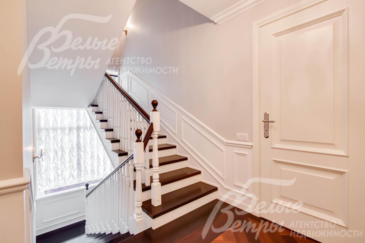 Лестница на ж/б каркасе, ступени и перила из массива