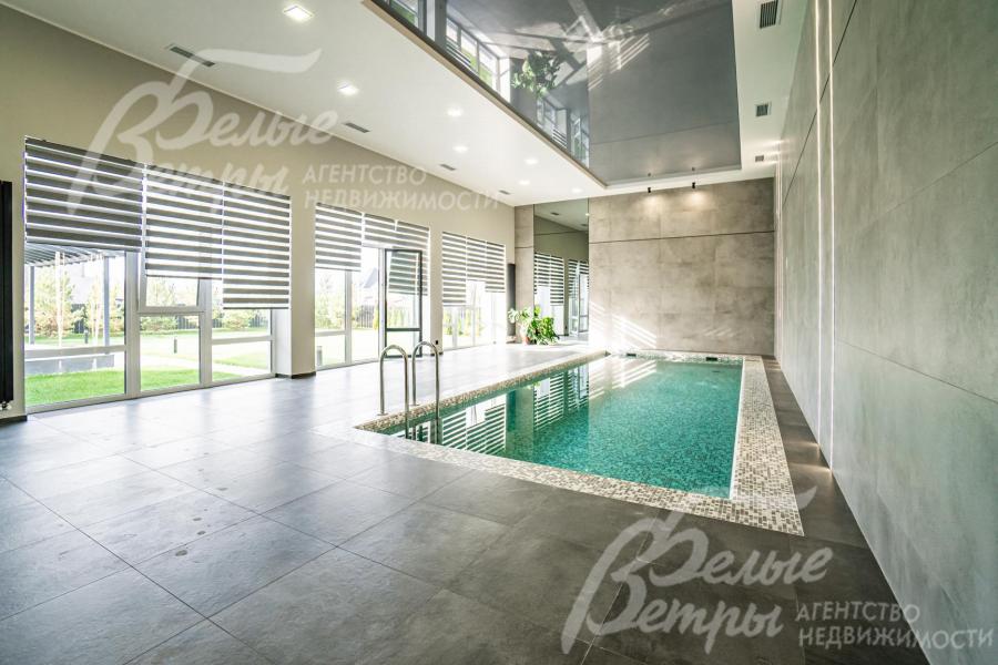 Новый дом с большим бассейном