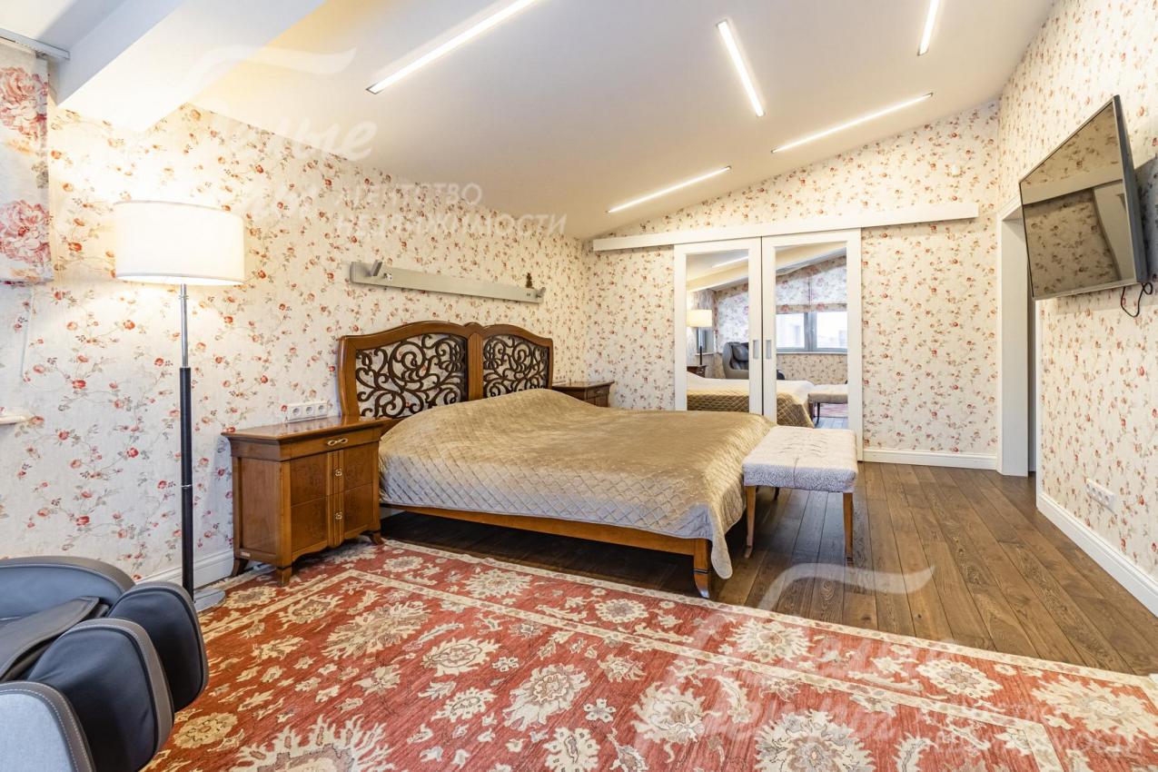 На стенах обои