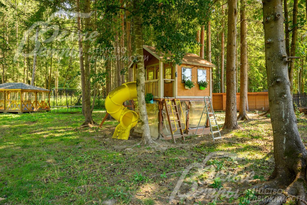 В лесной зоне построена летняя деревянная беседка, а также деревянный детский домик с горкой