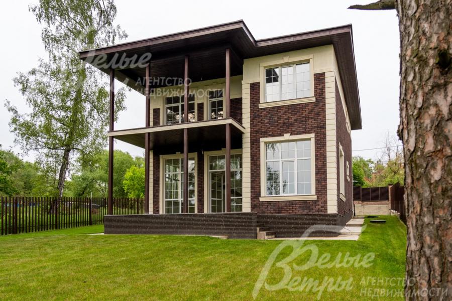 В доме панорамные окна с шикарным видом. 