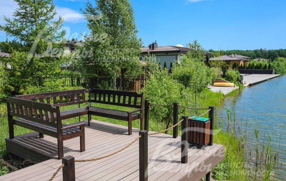 Вокруг озера благоустроены пирсы для отдыха и рыбалки.