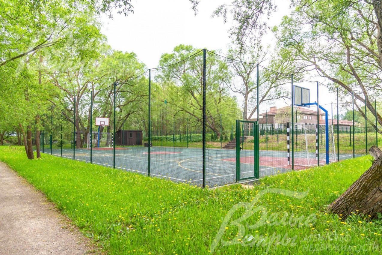 Огороженная спортивная площадка с твёрдым покрытием