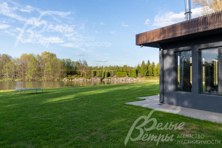 Дом в окружении леса и воды