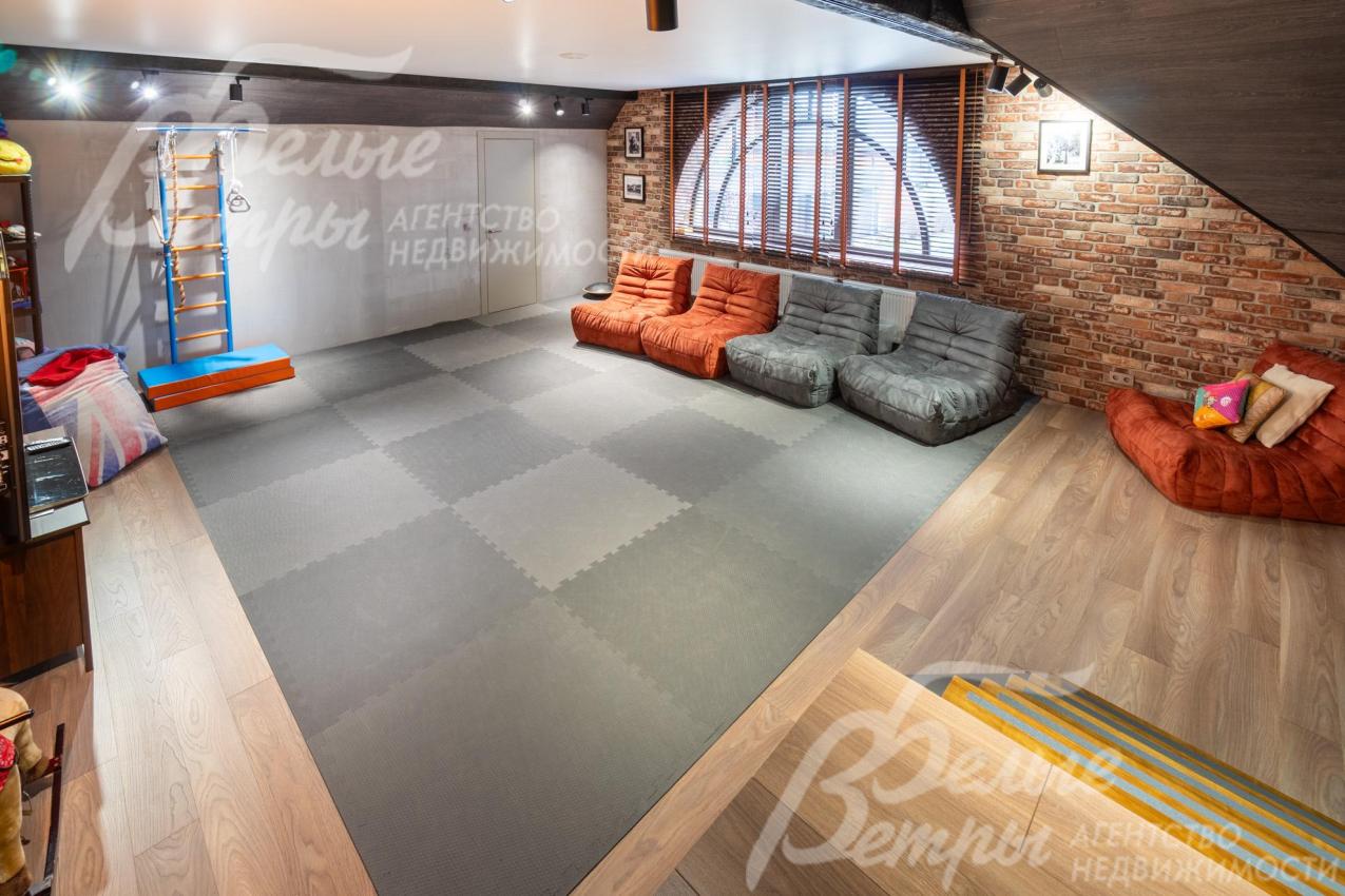 На втором этаже также находится просторная игровая-спортивная с мягким покрытием