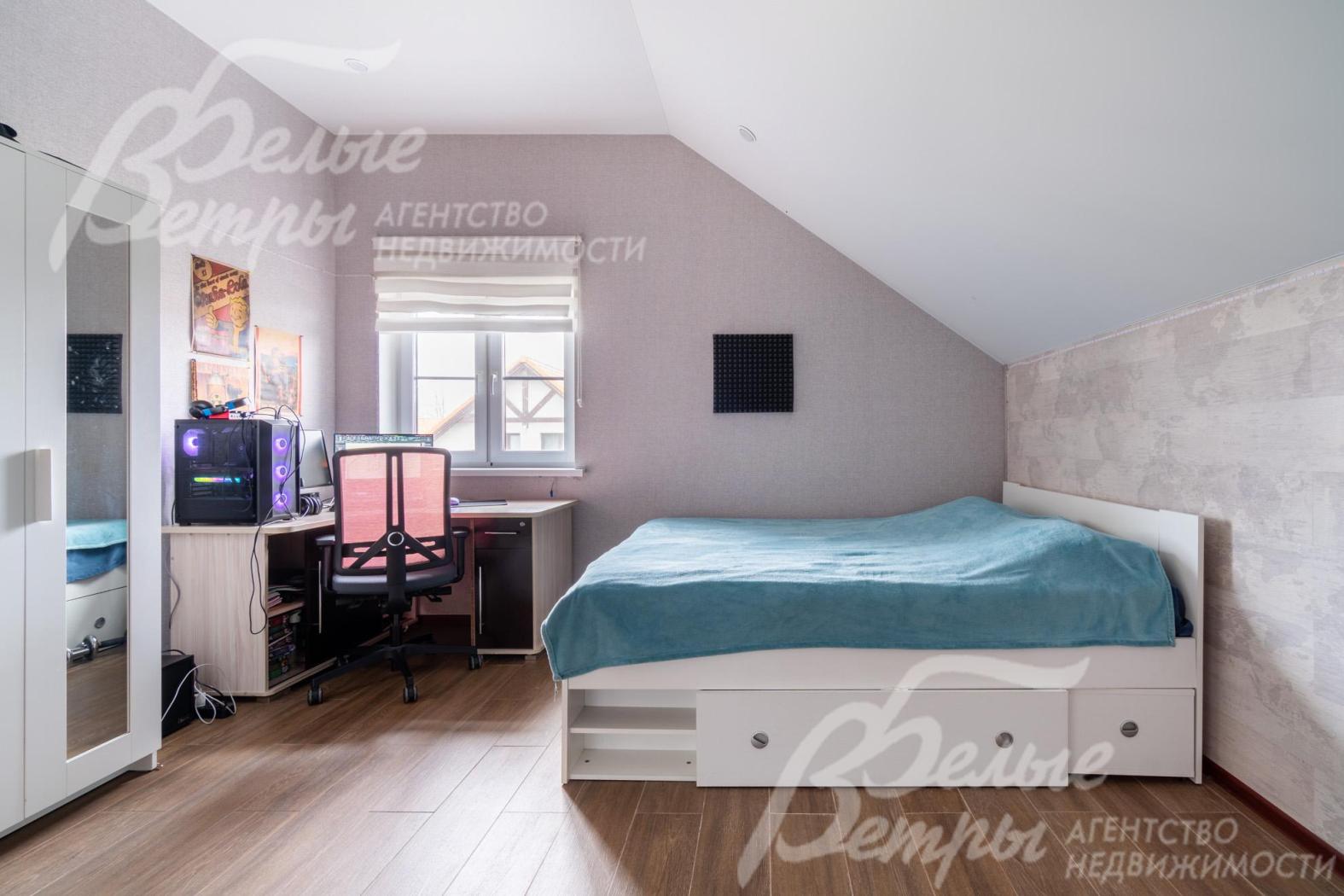 В спальнях на втором этаже поклеены обои, пол в доме полностью выложен керамогранитом с интегрированной системой тёплого пола с водяным подогревом