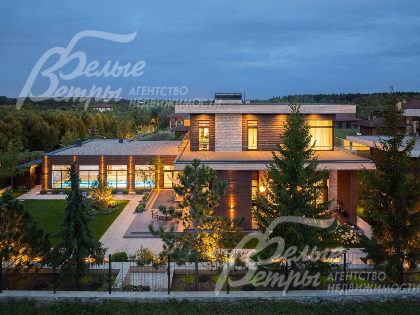 По периметру участка расположены декоративные растения и хвойники