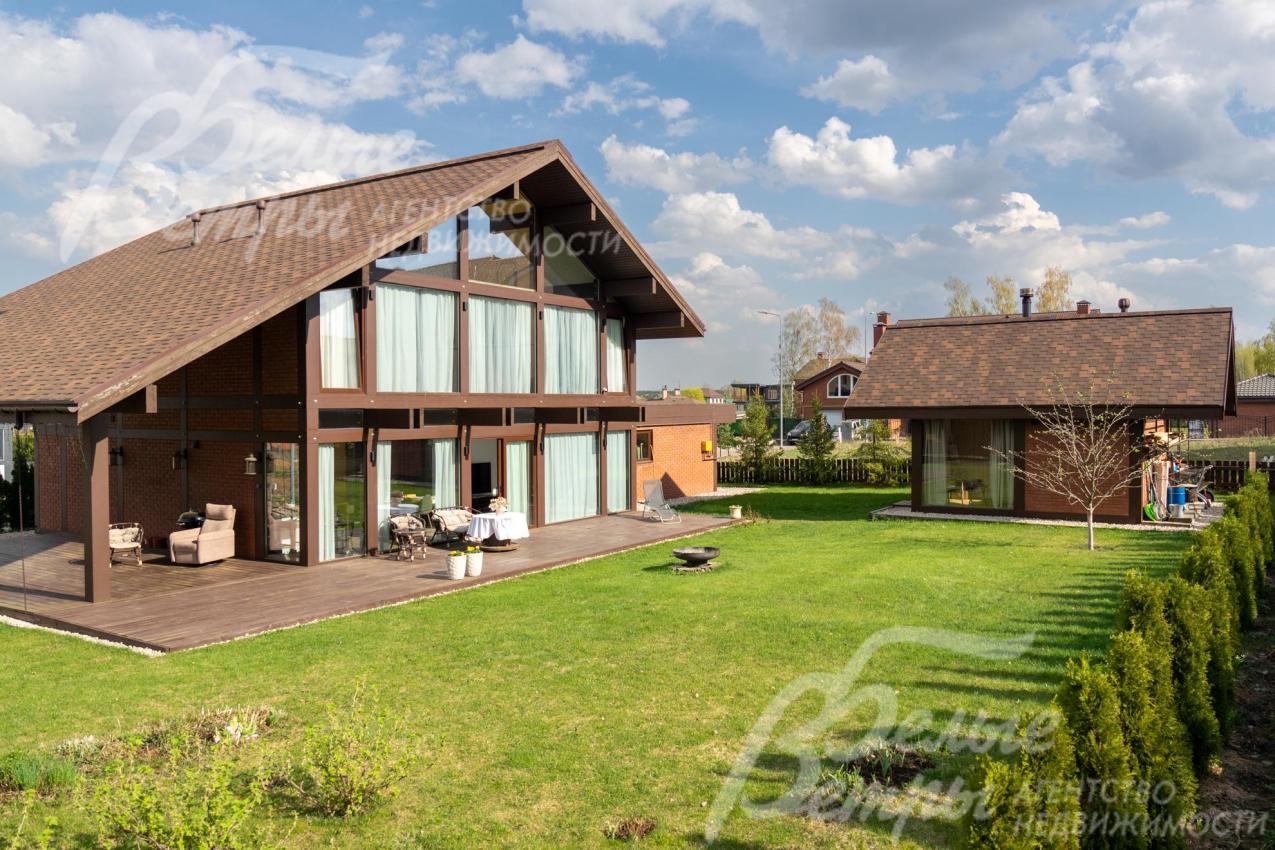 Участок украшают можжевельник, флоксы, ирисы, тюльпаны, хоста, розы, пионы