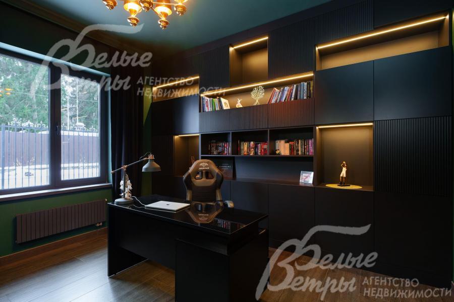 Мебель в кабинете в единой стилистике с кухней