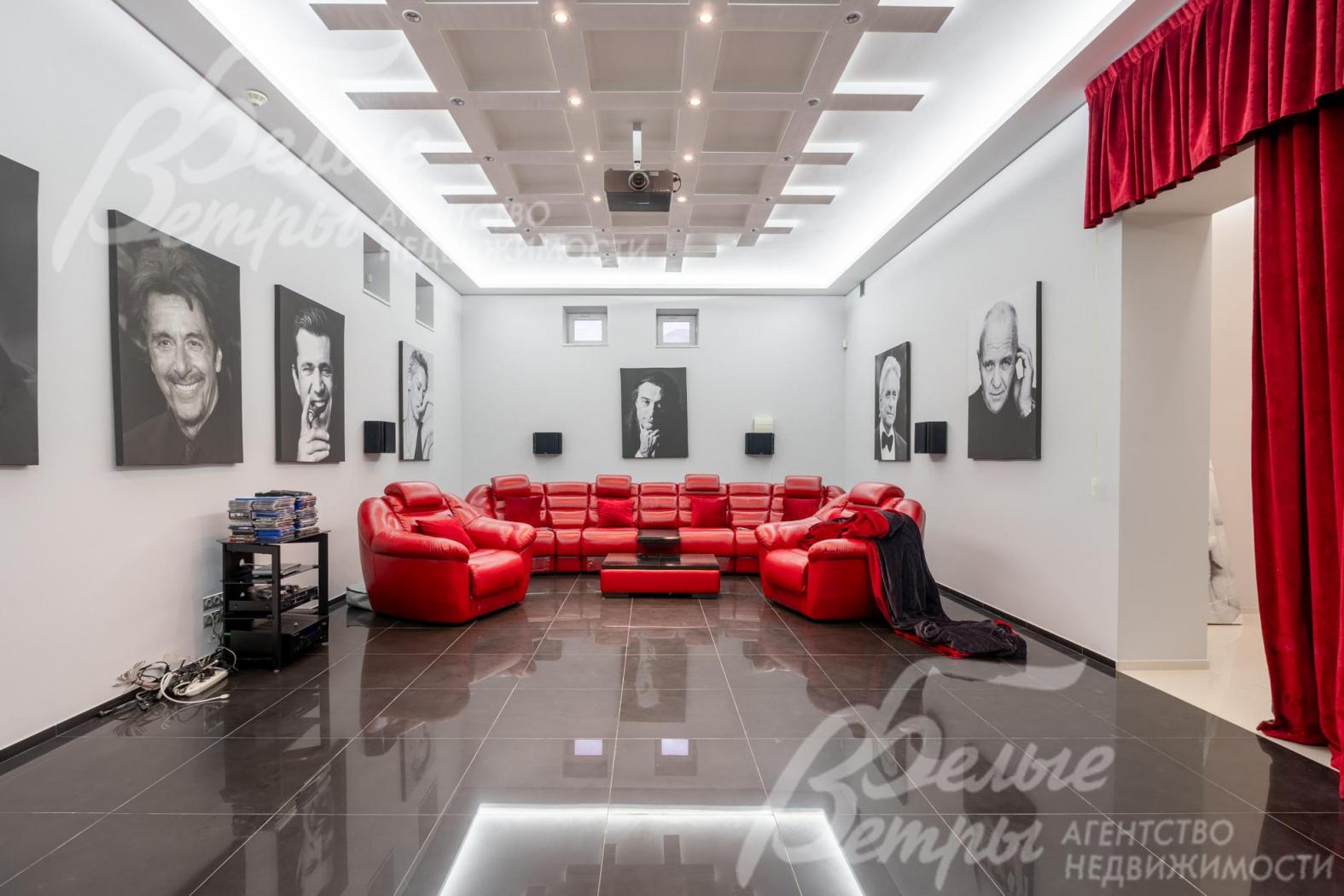 В кинозале - мягкая дорогостоящая мебель из красной кожи, в том числе кресла с реклайнерами