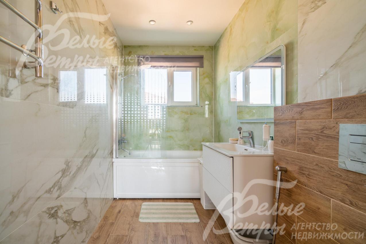 Санузел второго этажа с компактной ванной