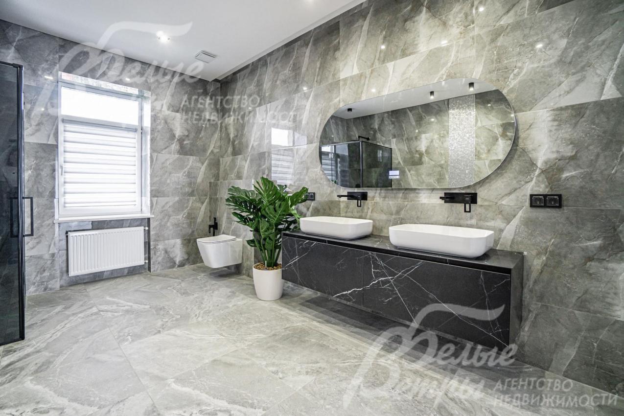 На стенах в санузлах - керамогранит