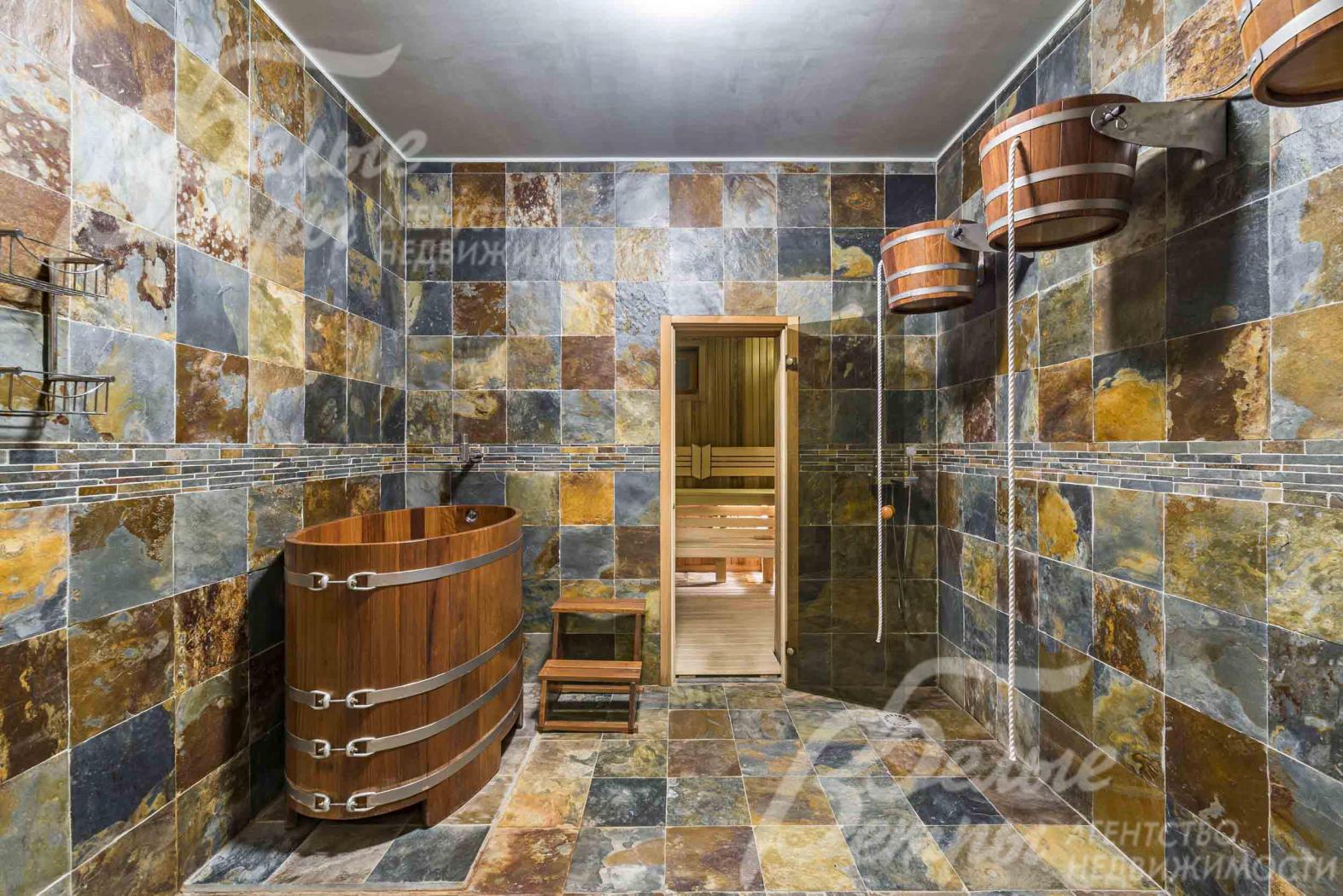 Банный комплекс оснащён душем, деревянной купелью и тремя обливочными вёдрами