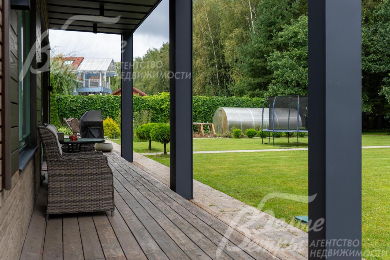 Видовая крытая терраса мастер-спальни